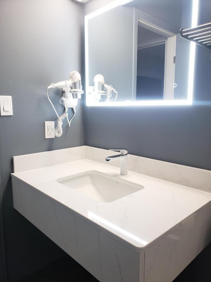 Moonlight Inn And Suites Sudbury Ngoại thất bức ảnh