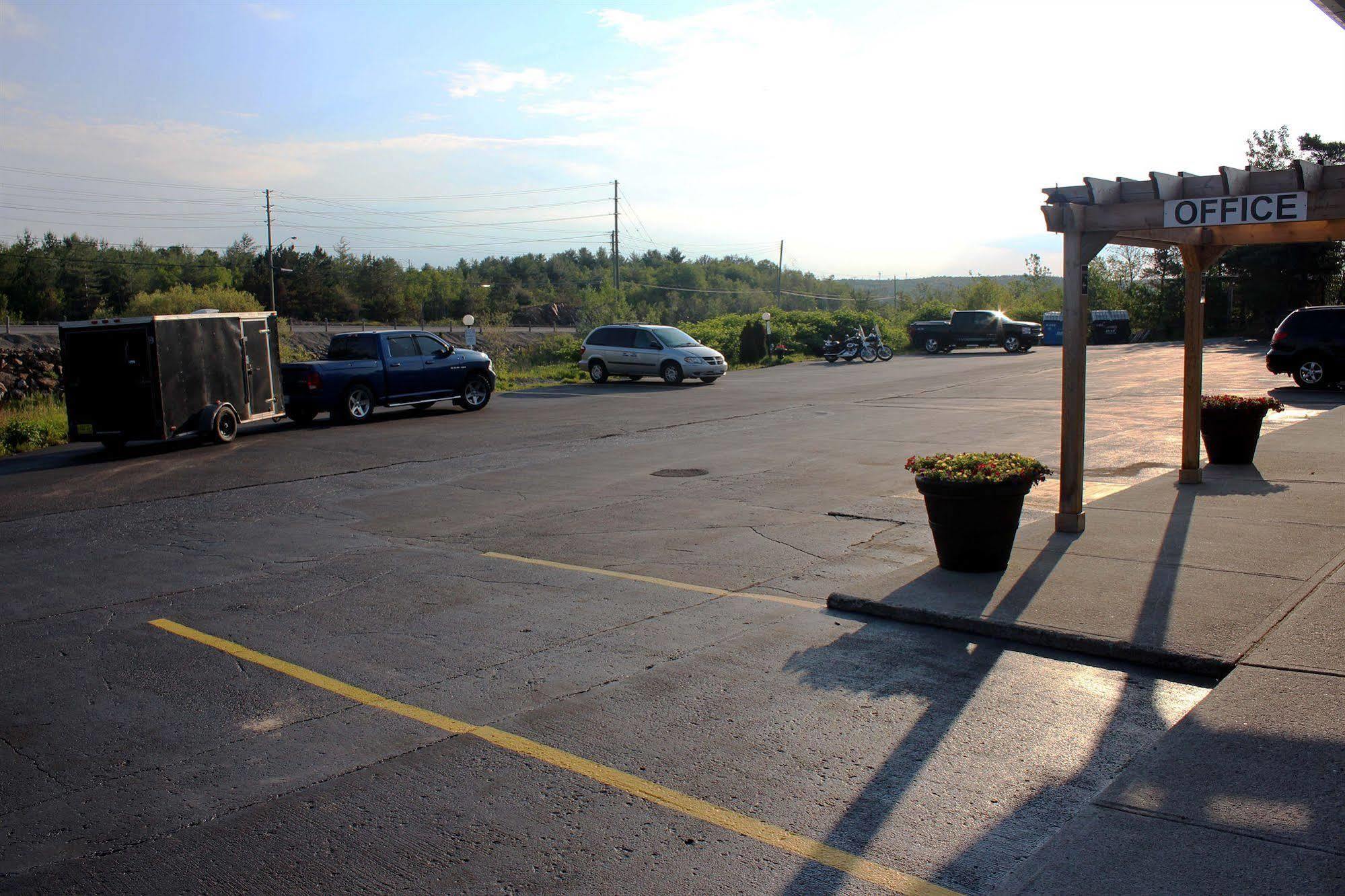 Moonlight Inn And Suites Sudbury Ngoại thất bức ảnh
