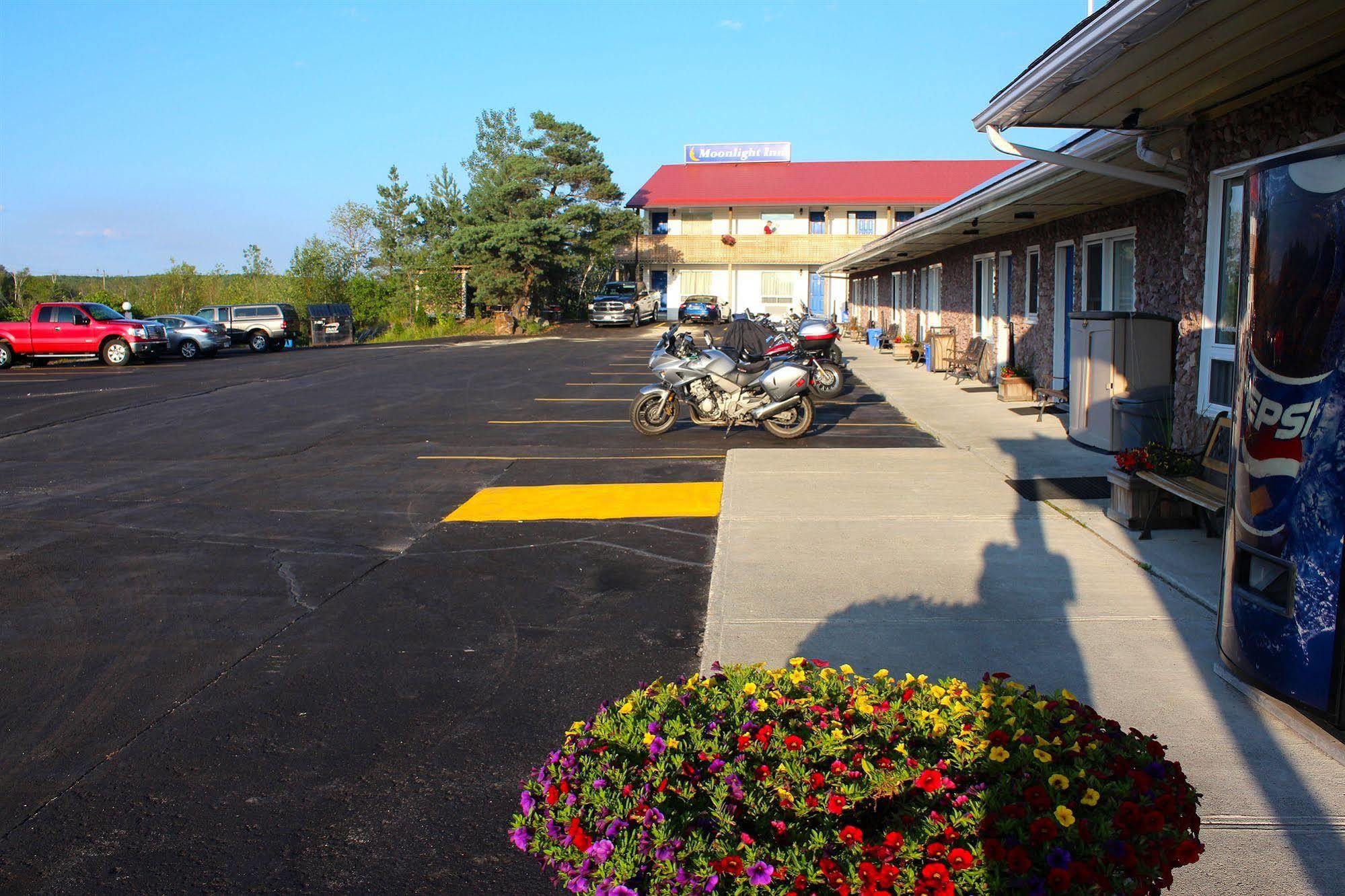 Moonlight Inn And Suites Sudbury Ngoại thất bức ảnh