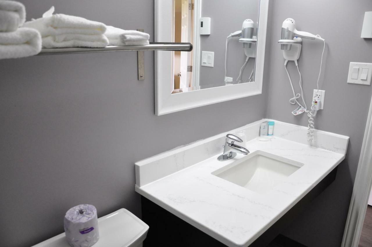 Moonlight Inn And Suites Sudbury Ngoại thất bức ảnh
